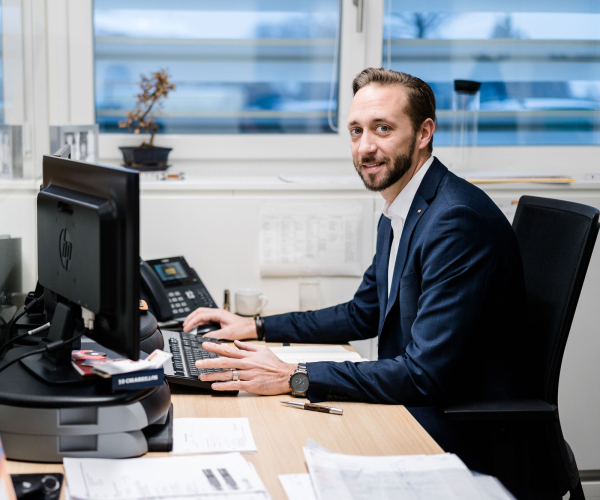 Dachbau EPDM Anwendungen Mitarbeiter Daniel Zangl Impressionen Machacek Baustoffhandel