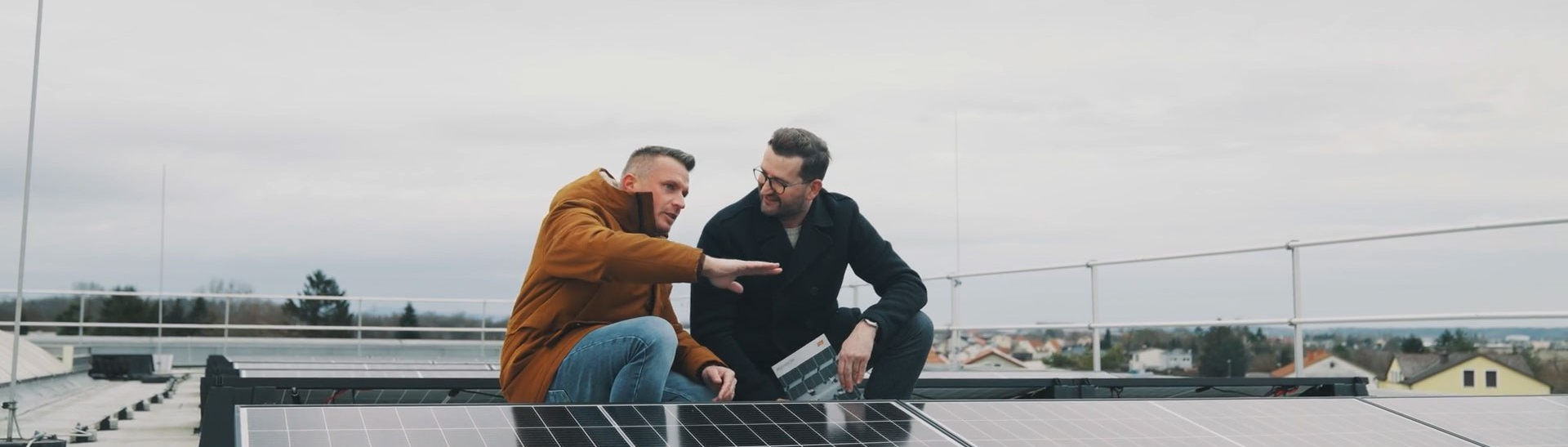 Photovoltaik Anlagen Dachbau Mitarbeiter Header Machacek Baustoffhandel