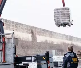 Hochbau abteilung kran mit baustoffen machacek baustoffhandel