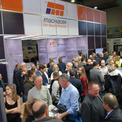 Energiesparmesse 2023 Newsbeitrag ganzer Messestand mit Besuchern Machacek Baustoffhandel