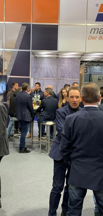 Energiesparmesse 2023 Newsbeitrag Messestand Besucher Machacek Baustoffhandel