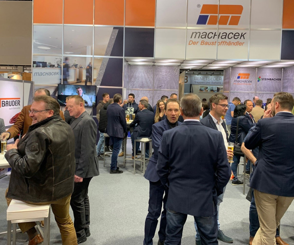 Energiesparmesse 2023 Newsbeitrag Messestand Besucher Machacek Baustoffhandel