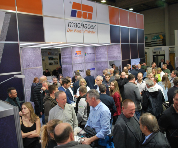 Energiesparmesse 2023 Newsbeitrag ganzer Messestand mit Besuchern Machacek Baustoffhandel