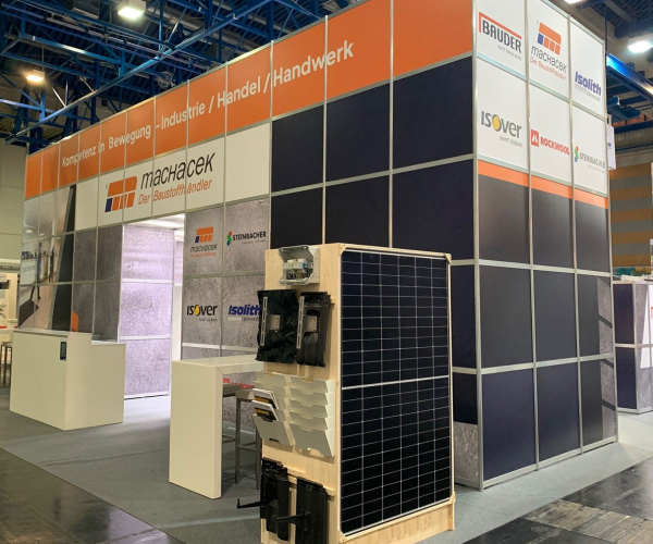Energiesparmesse 2023 Newsbeitrag leerer Messestand Machacek Baustoffhandel