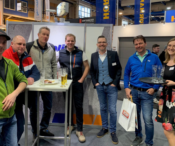 Energiesparmesse Wels 2023 Newsbeitrag Impressionen Mitarbeiter Messebesucher Machacek Baustoffhandel