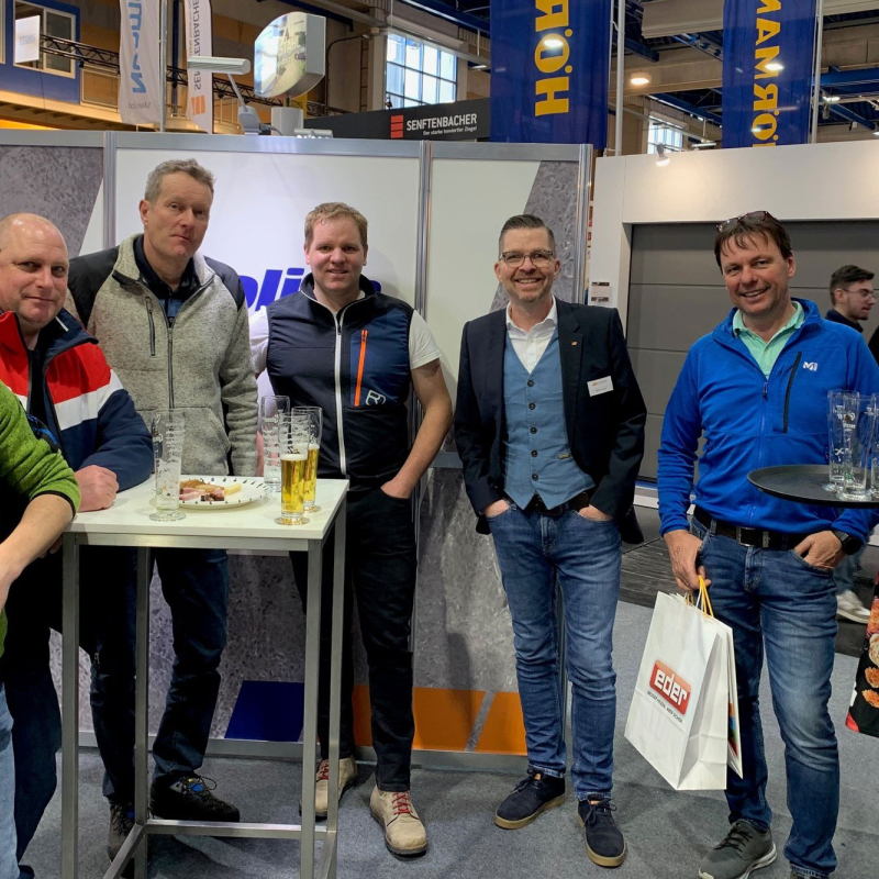 Energiesparmesse Wels 2023 Newsbeitrag Impressionen Mitarbeiter Messebesucher Machacek Baustoffhandel