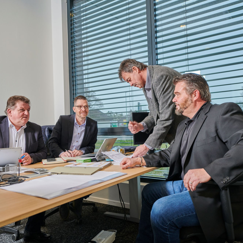 Arbeiten bei Machacek Team Besprechung Impressionen Machacek Baustoffhandel