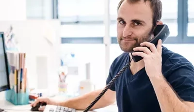 Hochbau abteilung mitarbeiter am telefon machacek baustoffhandel